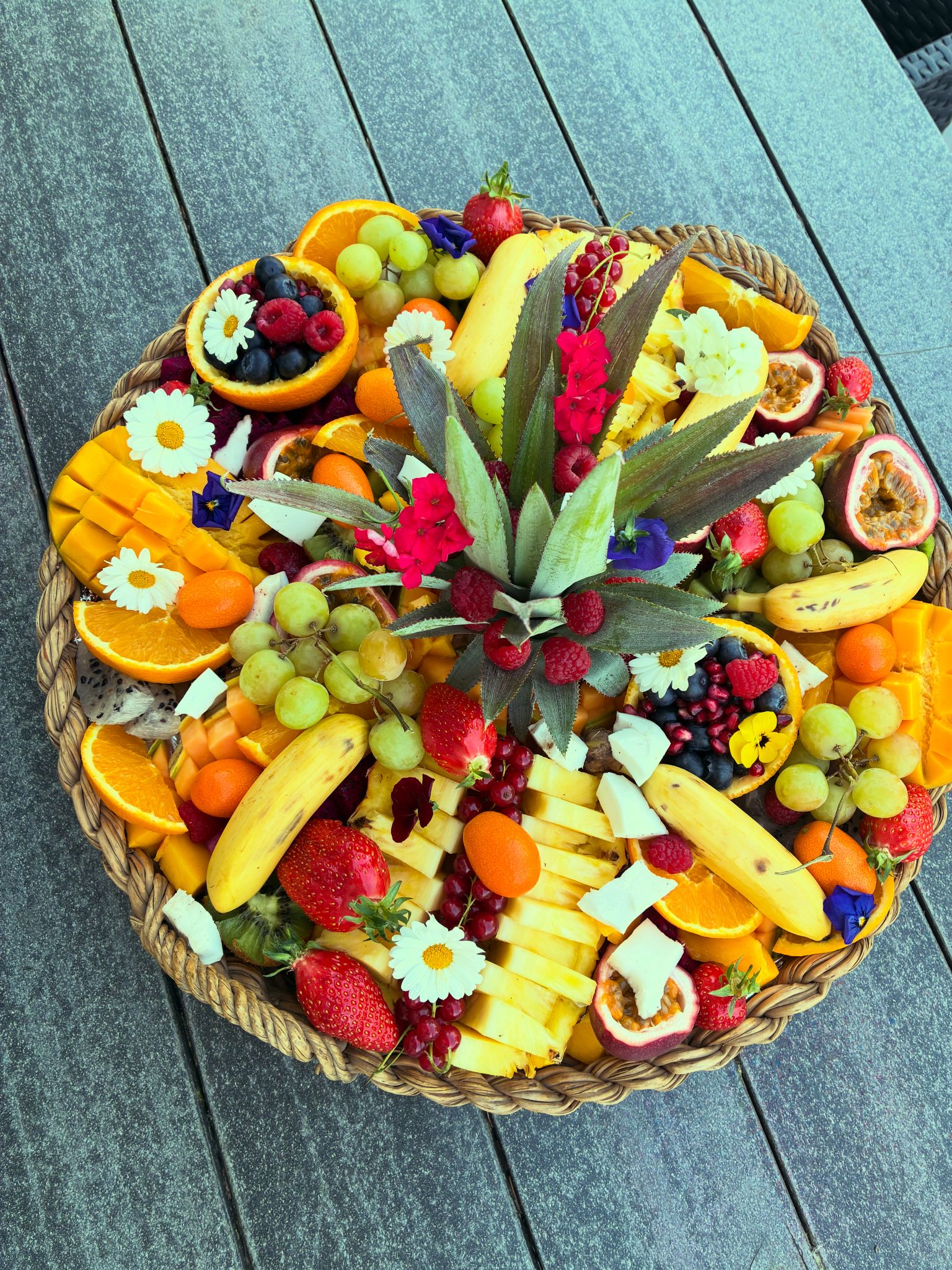 Plateau de fruits découpés décoré de fleurs comestibles